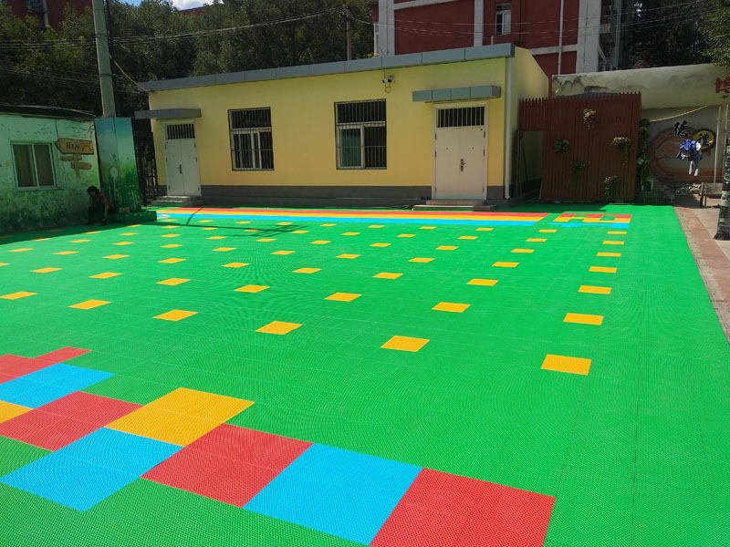 定制籃球場拼接地板室外網球場多色吸水地墊戶外防滑拼裝運動地板生產廠家